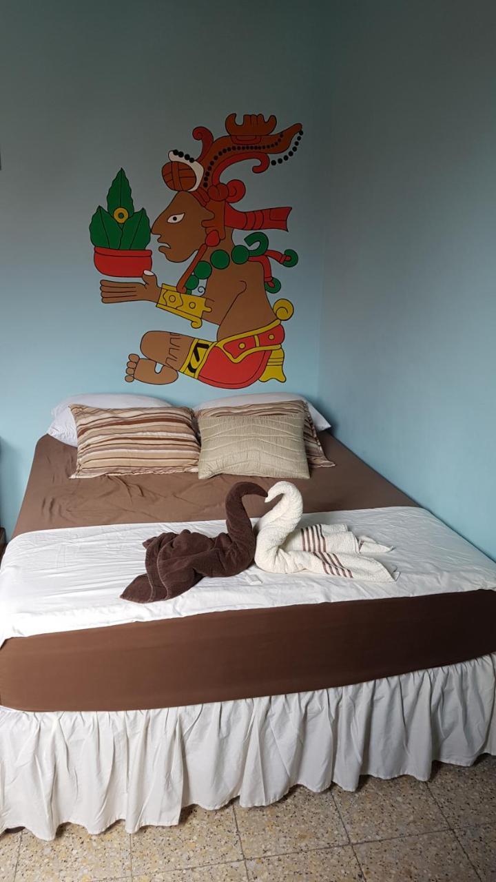 Tikal Backpackers Hostel Flores Luaran gambar