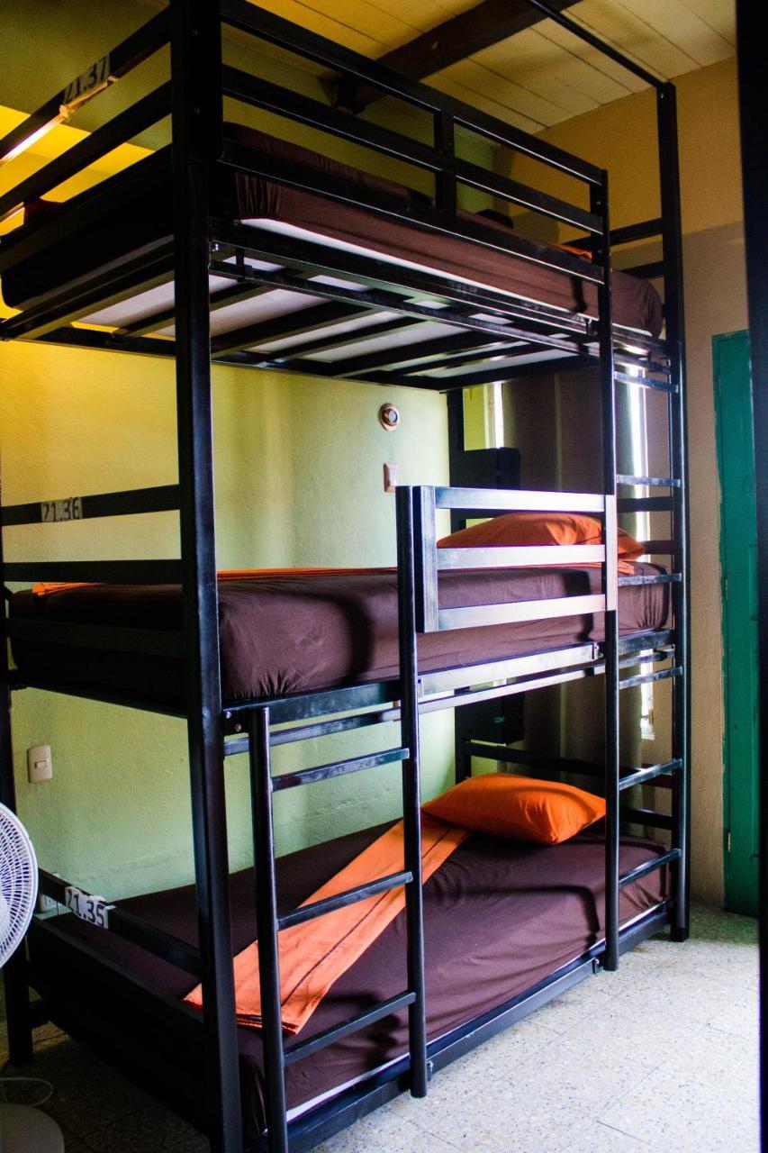 Tikal Backpackers Hostel Flores Luaran gambar