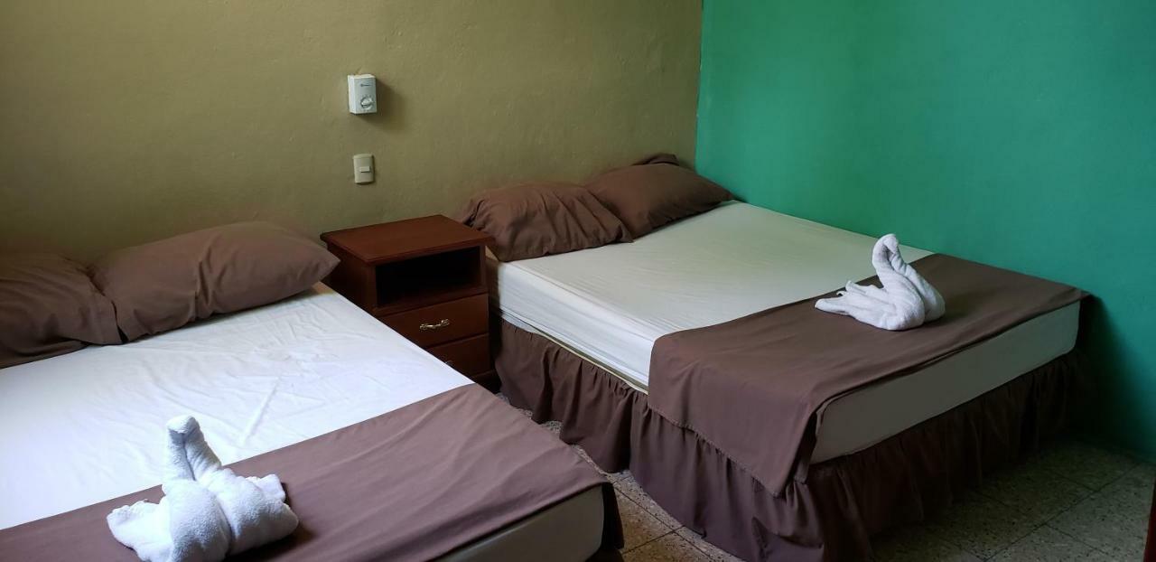 Tikal Backpackers Hostel Flores Luaran gambar